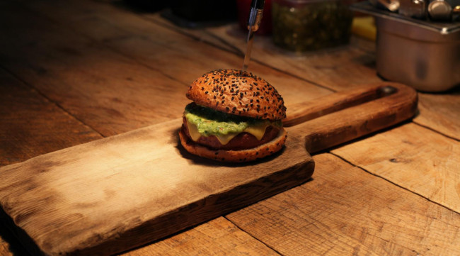 Hamburgão Vegano com Queijo Vegano Tipo Cheddar